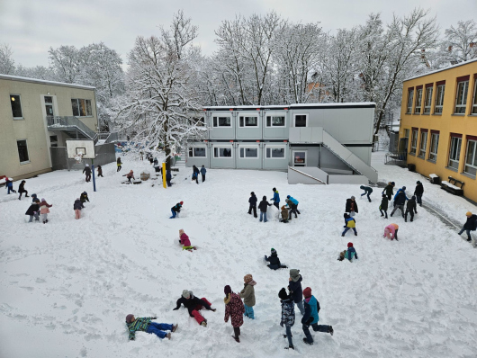 Schnee im Pausenhof 2026